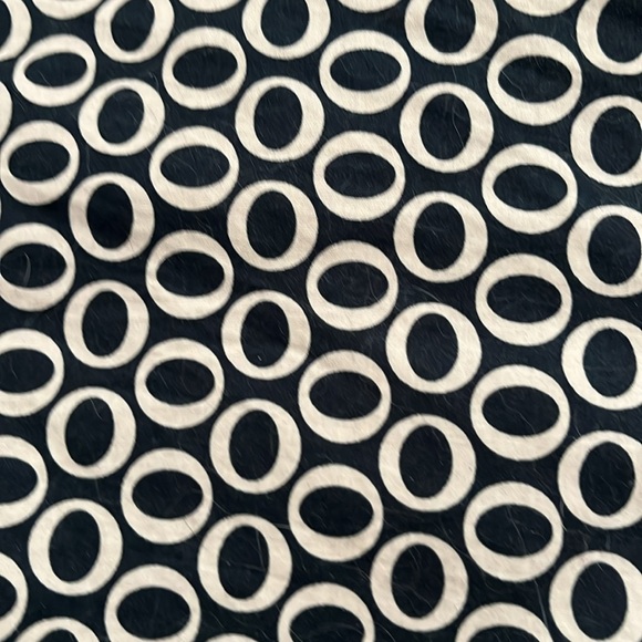 Gap skirt size 16, love the pattern. Has a zipper on the back. Flattering on - Picture 6 of 6